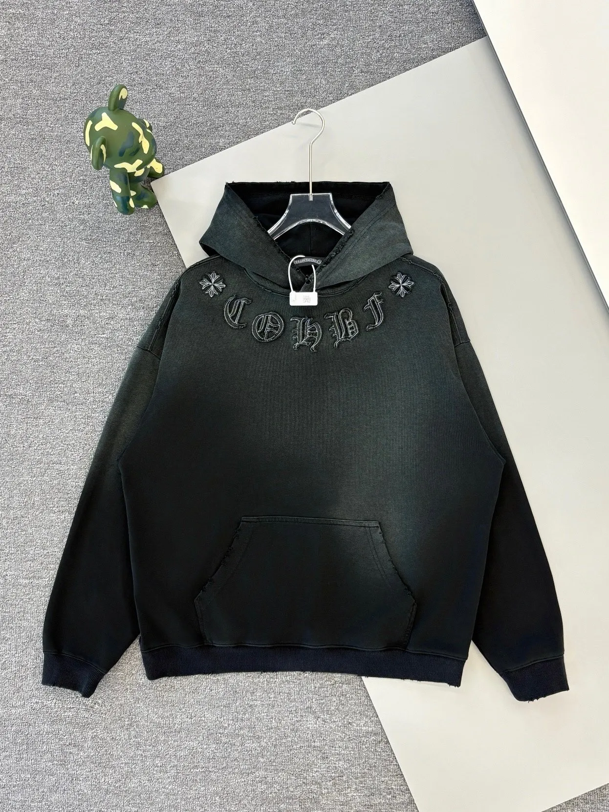 P340 [Higher version] Chrome Hearts*Chrome heart patch embroidered horseshoe logo‼ ️Hooded sweatshirt *Made of 430g pure cotton sweatshirt fabric with double yarns. The fabric is woven with double yarns and twisted together. The strength is 40% higher than that of single yarns, forming a three-dimensional texture similar to the texture of tripe. It not only maintains the moisture absorption and breathability of pure cotton, but also achieves "softness and not collapse" through double yarn thickening. The whole strip of Maliu scanning spray technology uses the washing process to produce a natural fading effect in parts, and the os version has a more lazy and loose feeling. *Laser burnt patch embroidery➕Frayed process: micro-label on the chest patch, large logo horseshoe pattern on the back, heavy laser burnt three-dimensional patch embroidery pattern design, washed and frayed, and the overall garment presents a lazy style. *Whether it is daily outings or sports and fitness, you can show your trendy attitude and become the focus of the street. Same style for men and women 𝐂𝐎𝐋𝐎𝐔𝐑: white, blue, black 𝐒𝐈𝐙𝐄: S-XL